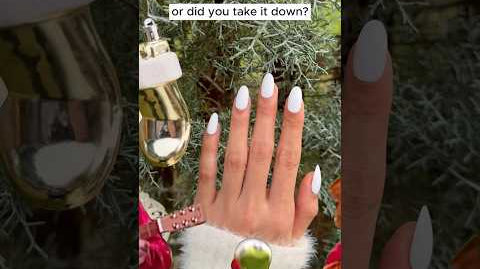 Do you guys still have your Christmas tree up at home?😌#ellievincynails#pressonnails #fakenails