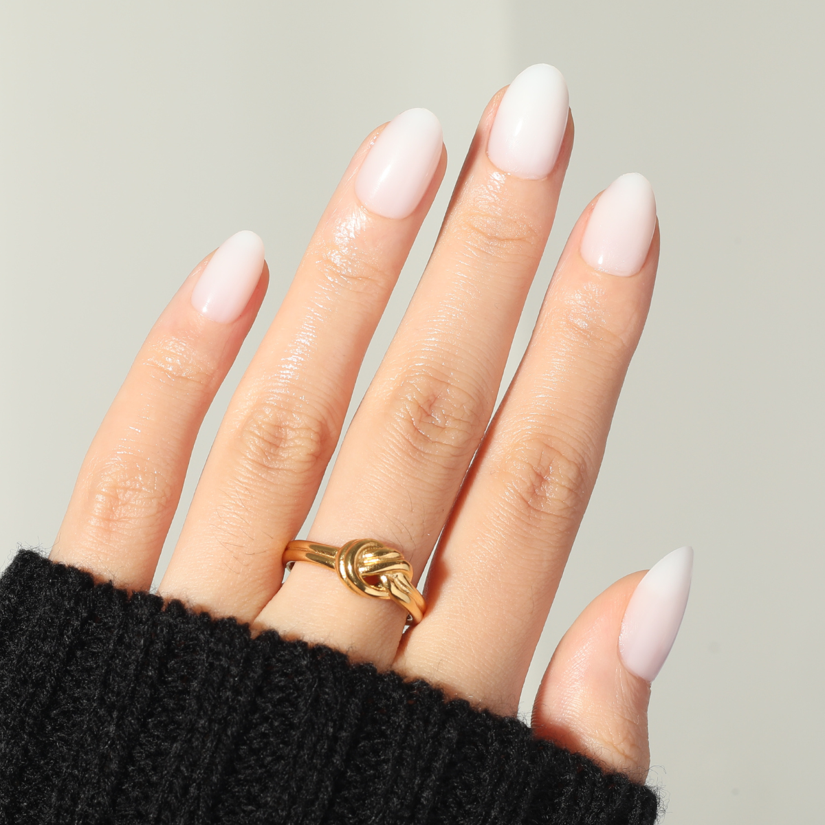 Milky Shine,Ellie Vincy Press on Nails,Short Round,French tip, Chrome, Solid color, White press on nails,30 pcs, False nails,Reusable,Glue on nails,Sticky on nails,Pop on nails